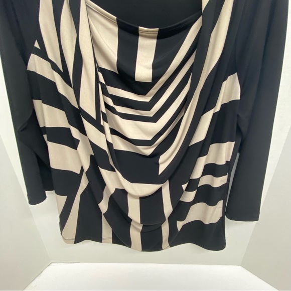 Chico’s womens size 2 Black Beige 3/4 sleeve top abstract sleeve unique neckline - Picture 7 of 10